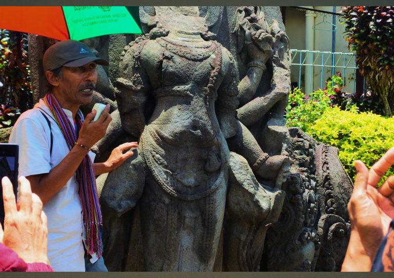 Arkeolog Dwi Cahyo menjelaskan relief kuno di Candi Jago Malang