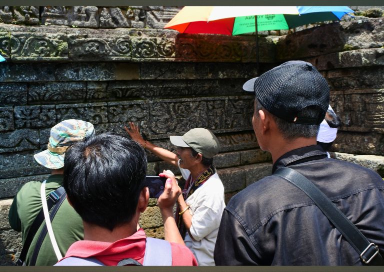 Arkeolog Dwi Cahyo menjelaskan relief kuno dalam Sejarah Candi Jago Malang.