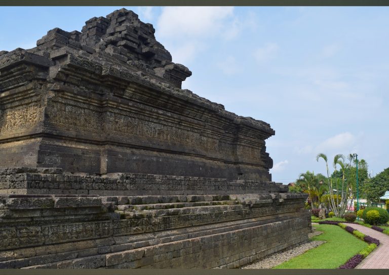 Relief yang menceritakan sejarah Candi Jago Malang dan nilai spiritualnya.