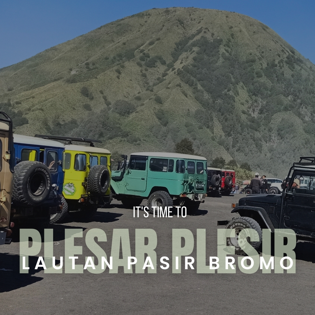 Lautan Pasir Bromo saat pagi hari dengan pemandangan pegunungan dan hamparan pasir luas di Taman Nasional Bromo Tengger Semeru