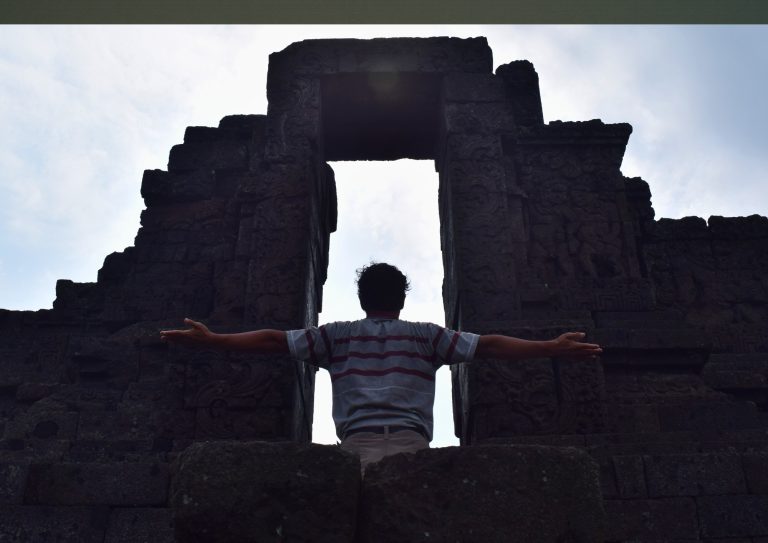 Prosesi sembahyang di depan bangunan utama Candi Jago