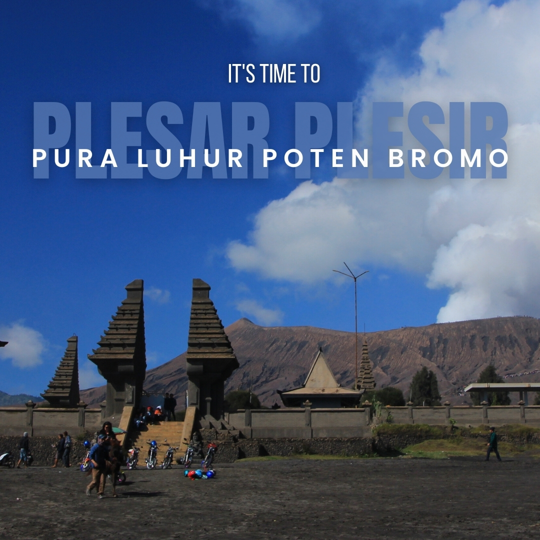 Pura Luhur Poten Bromo di tengah Lautan Pasir dengan latar Gunung Batok dan Gunung Bromo di Taman Nasional Bromo Tengger Semer