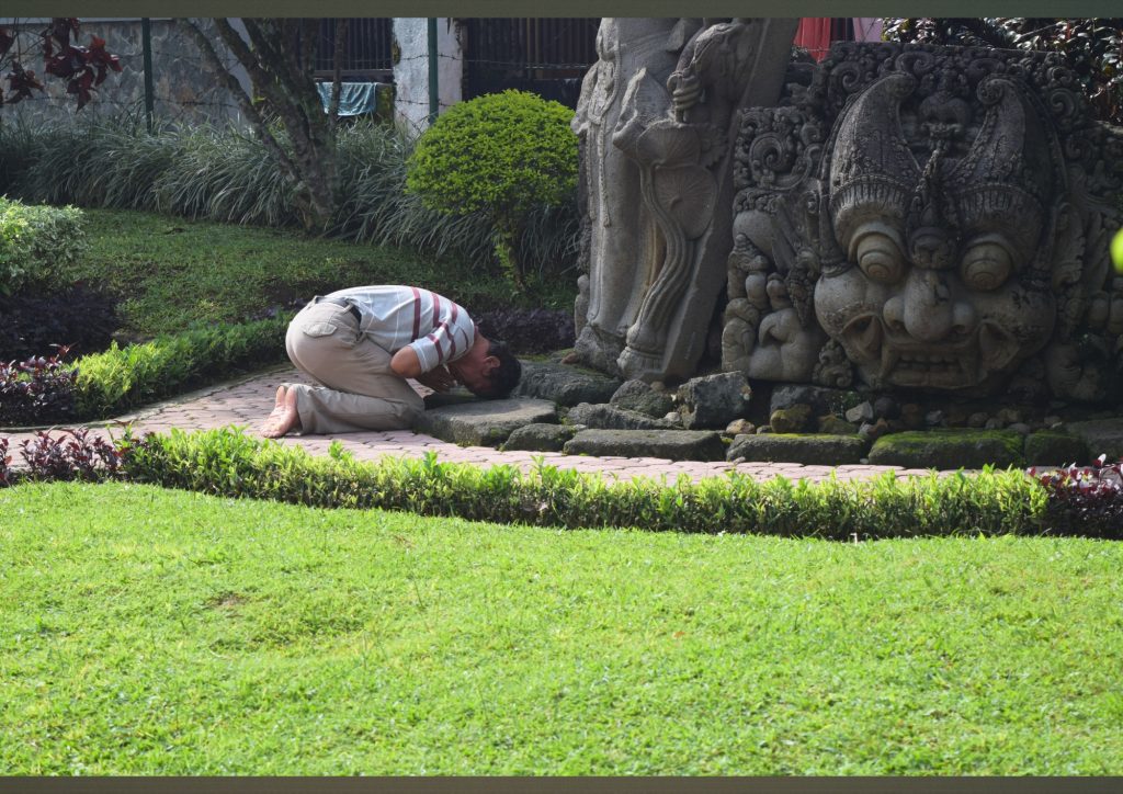 Aktivitas sembahyang dan ritual spiritual di Candi Jago Malang