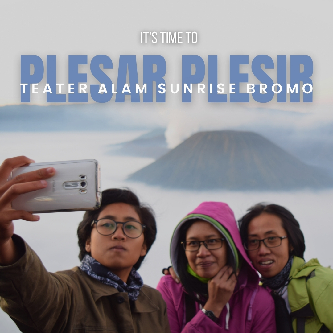 Pemandangan sunrise di Gunung Bromo dengan cahaya emas menyinari Gunung Batok dan kaldera Bromo di Taman Nasional Bromo Tengger Semeru