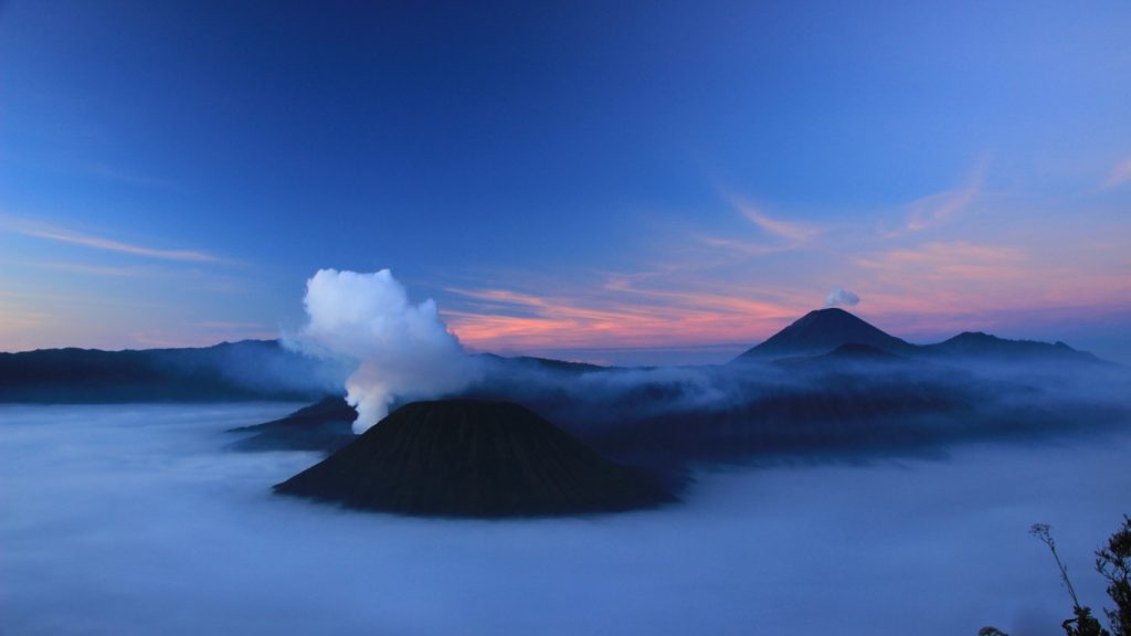 Pemandangan Gunung Bromo saat matahari terbit dengan suasana dramatis dalam pengalaman private tour Malang