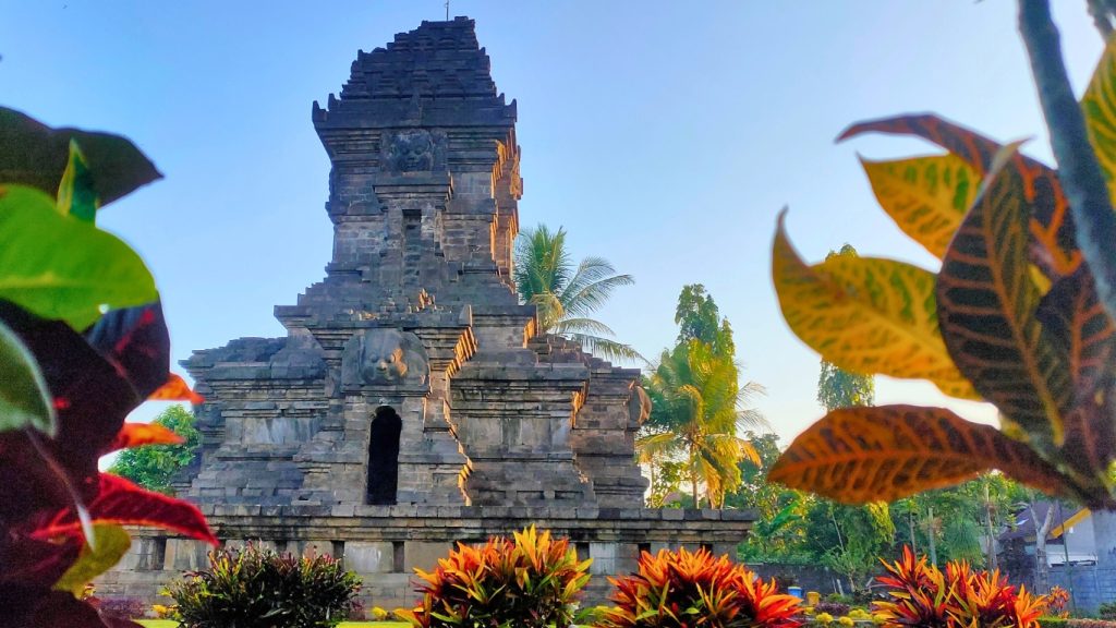 Candi Singosari dengan cahaya sunrise di Malang sebagai bagian dari pengalaman private tour sejarah Tumapel