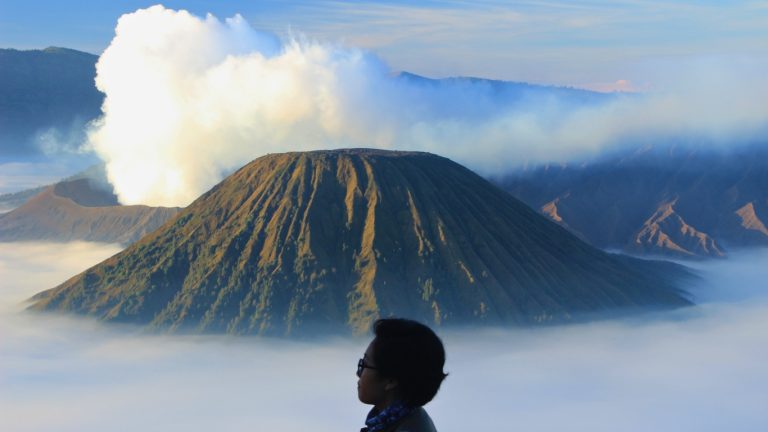 Wisatawan menikmati pemandangan sunset di Gunung Bromo sebagai penutup perjalanan wisata yang tenang dan berkesan