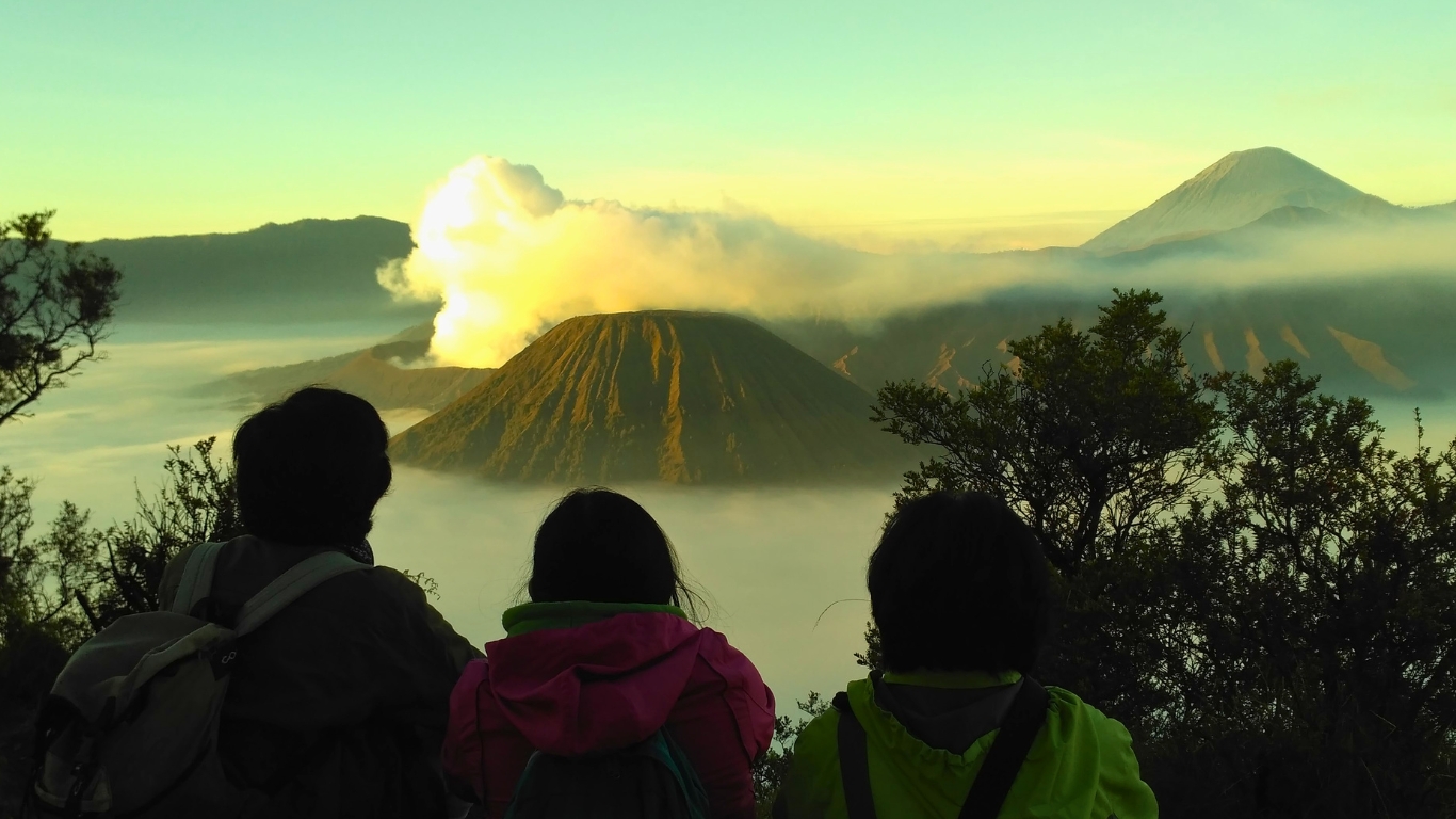 Wisatawan menikmati pemandangan Gunung Bromo dari kejauhan