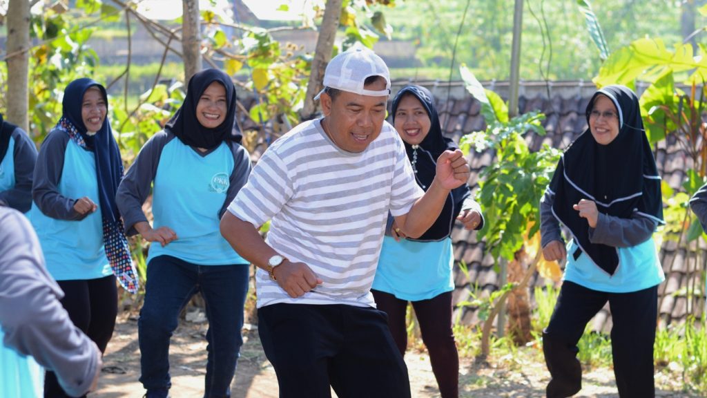 Kegiatan outbound kelompok dengan pendamping trainer dalam pengalaman private tour grup di Malang
