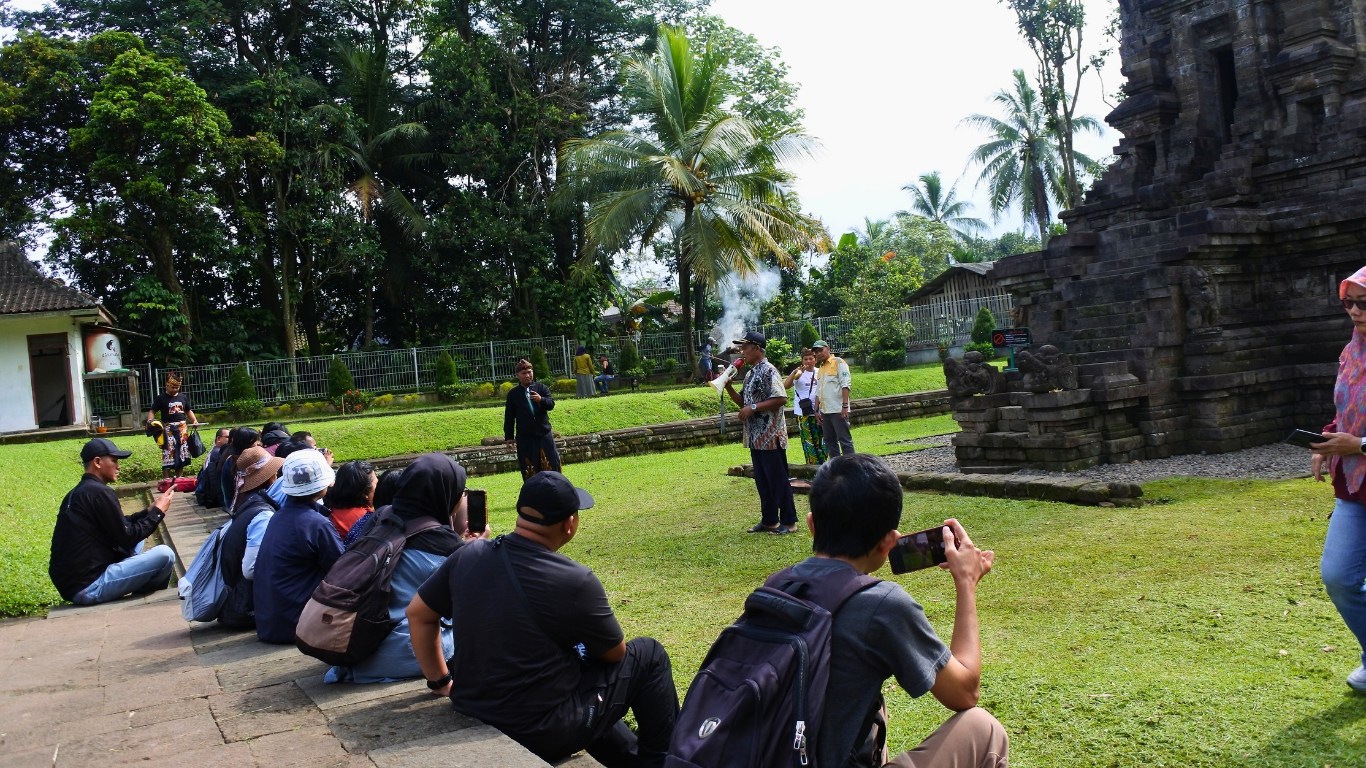 Sejarawan menjelaskan sejarah Candi Kidal kepada wisatawan dalam private tour Malang