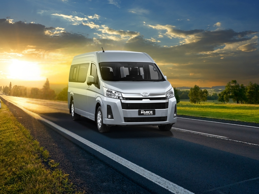 Mobil Hiace untuk layanan transportasi perjalanan wisata di Malang dan sekitarnya