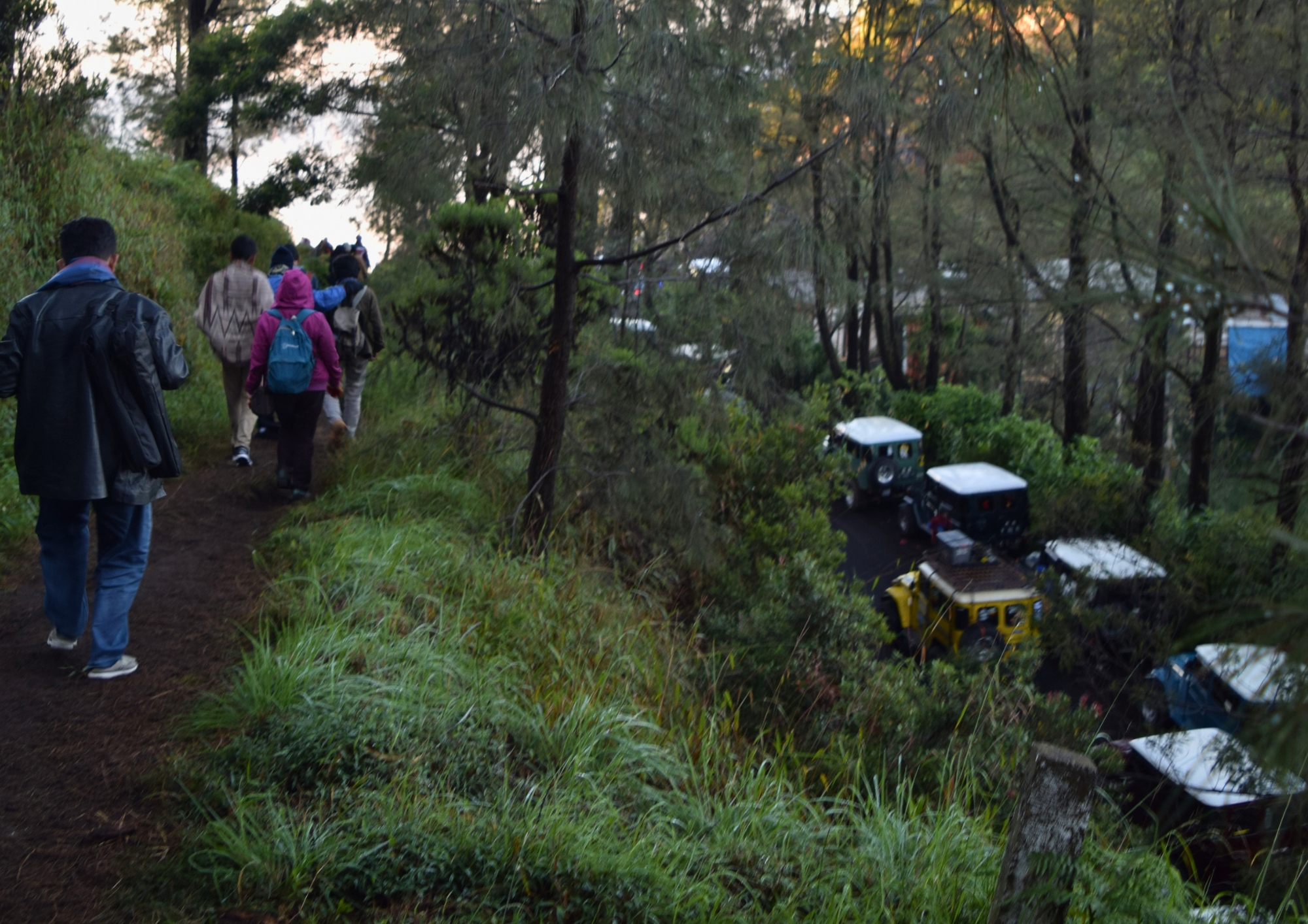 Wisatawan berjalan menuju titik perjalanan jeep dalam rangkaian wisata Gunung Bromo yang terorganisir dan mengalir secara natural