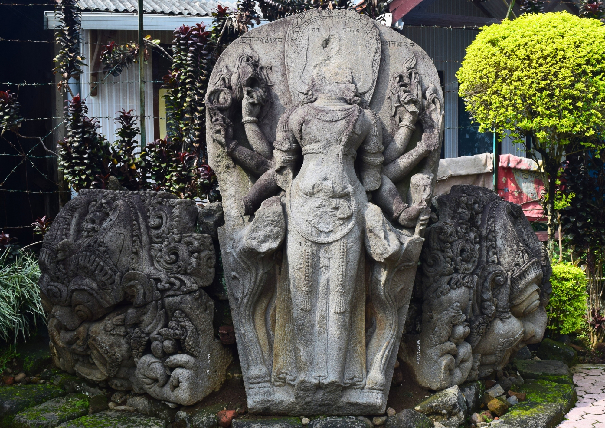 Arca kuno bercorak Buddha di Candi Jago