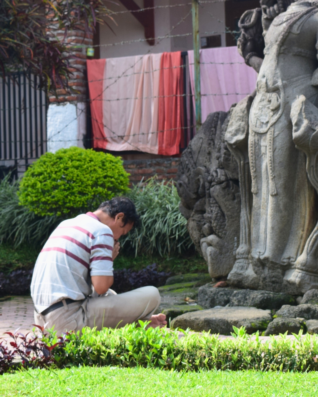 Pengunjung berdoa di area arca Candi Jago Malang dengan suasana tenang dan sakral