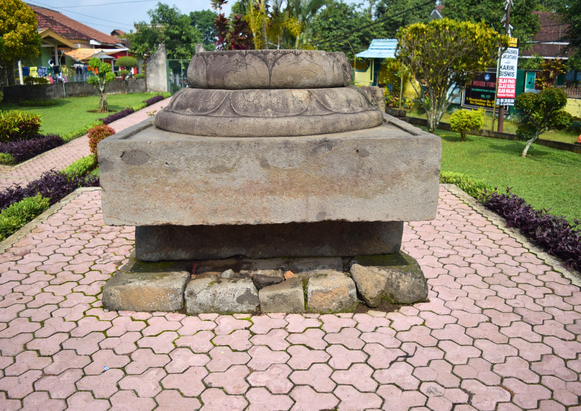 Fragmen batu peninggalan Candi Jago