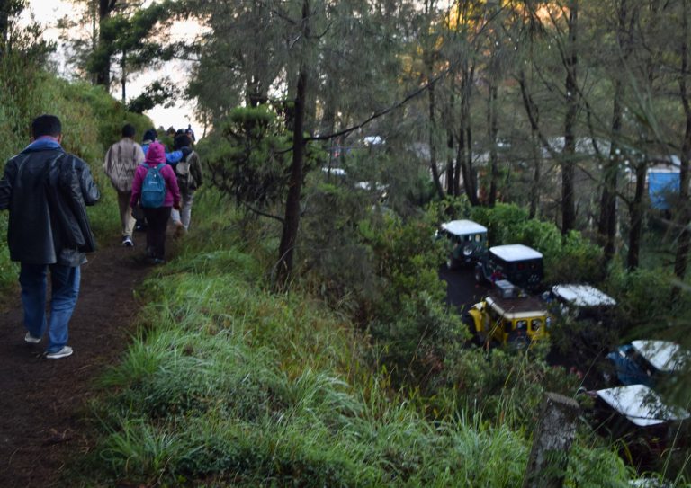wisatawan berjalan menuju jeep setelah sunrise di love hill bromo