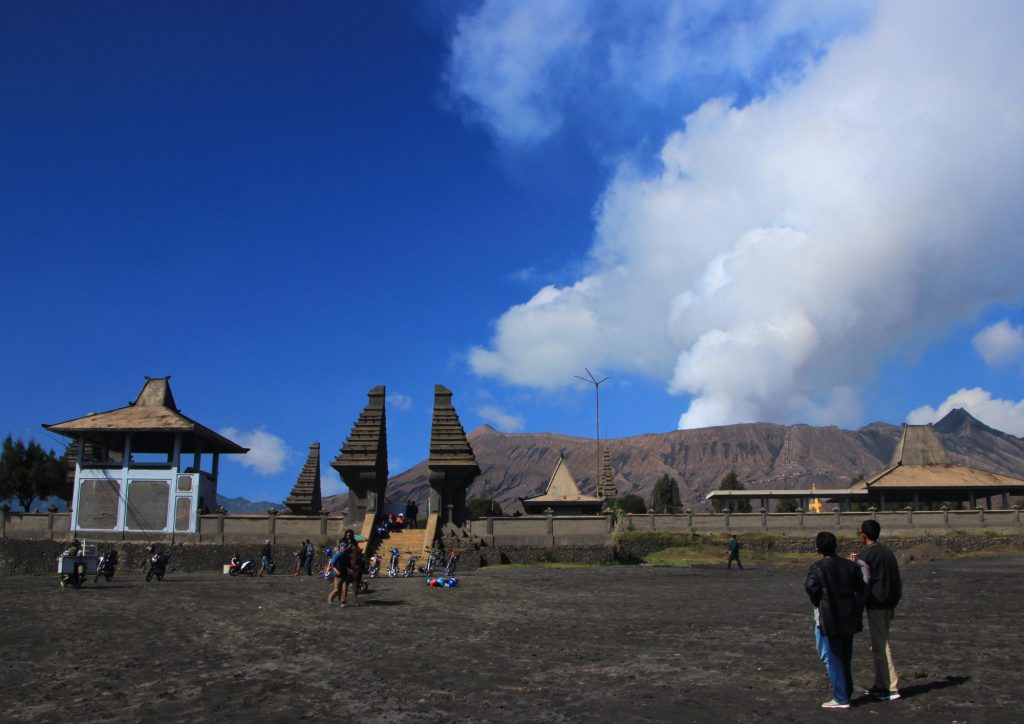 pura luhur poten dengan latar gunung bromo di kawasan lautan pasir
