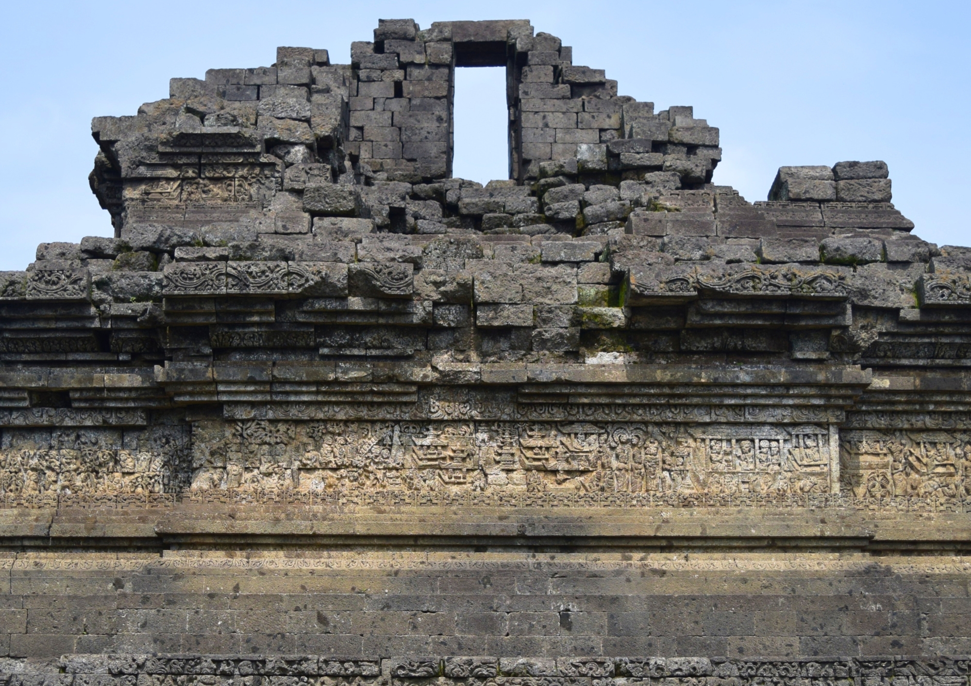 Relief kuno peninggalan Singasari di Candi Jago