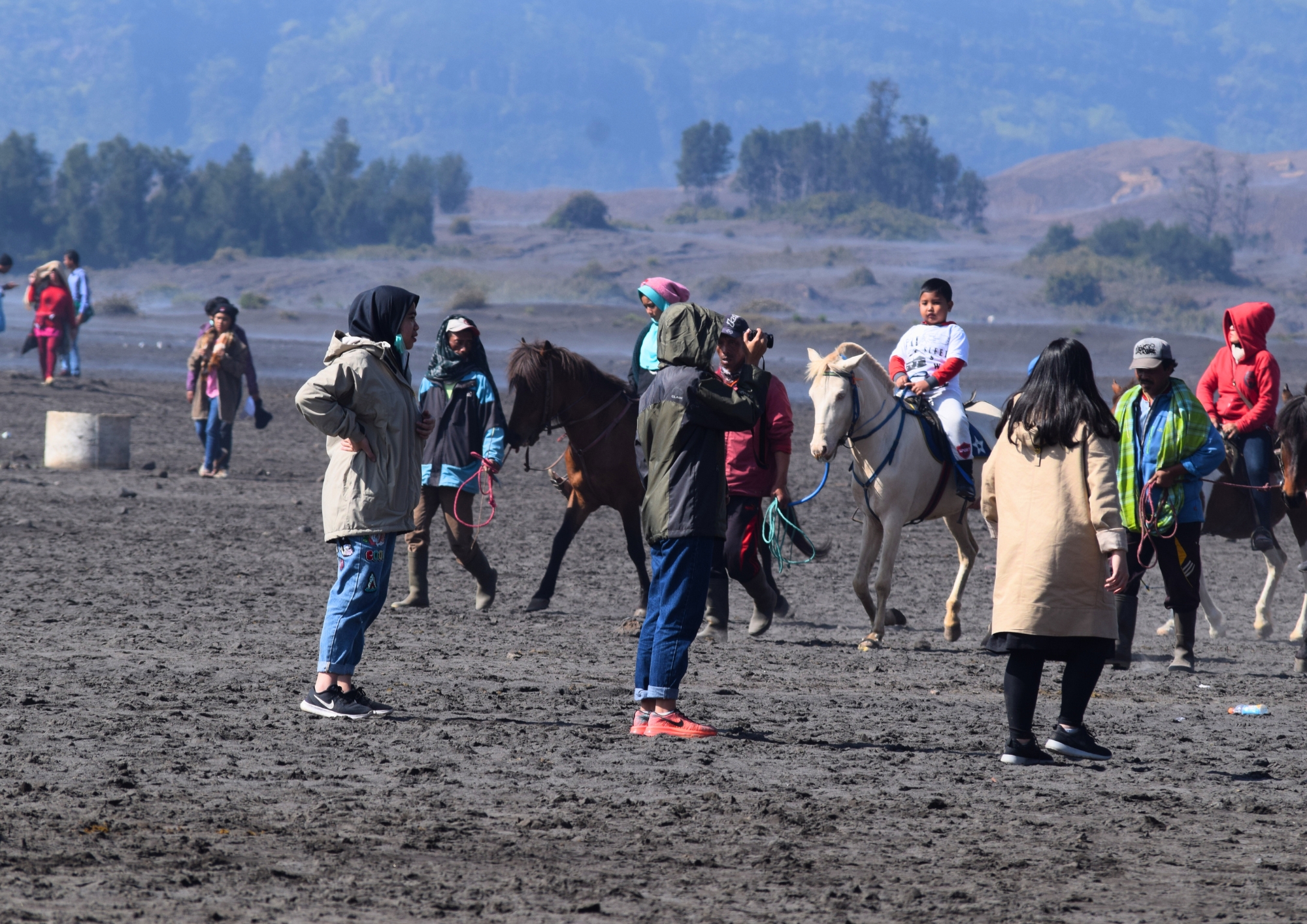 wisatawan berkuda di lautan pasir gunung bromo