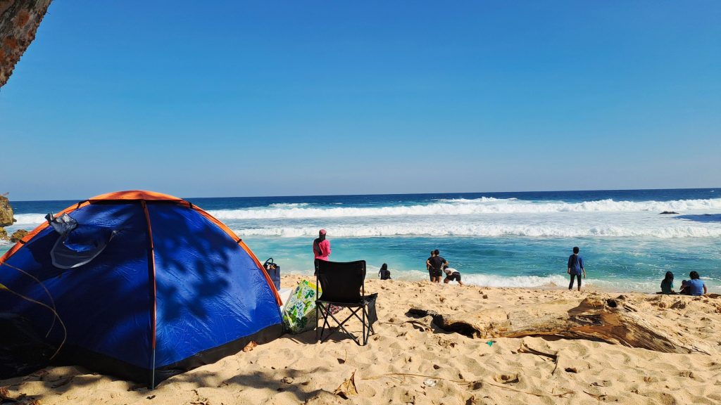 Area camping dan sewa tenda di Pantai Selok Malang