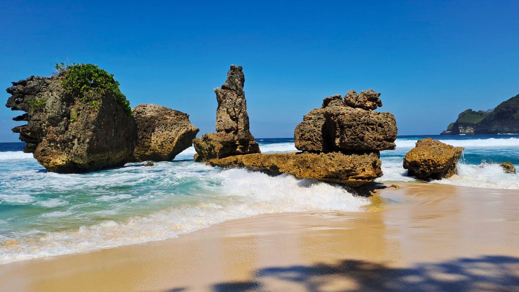 Karang alami yang menjadi daya tarik Pantai Selok Malang