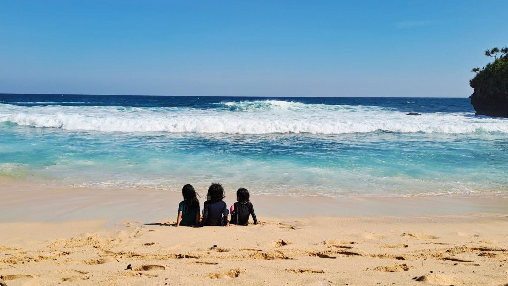 Wisatawan menikmati panorama laut di Pantai Selok Malang