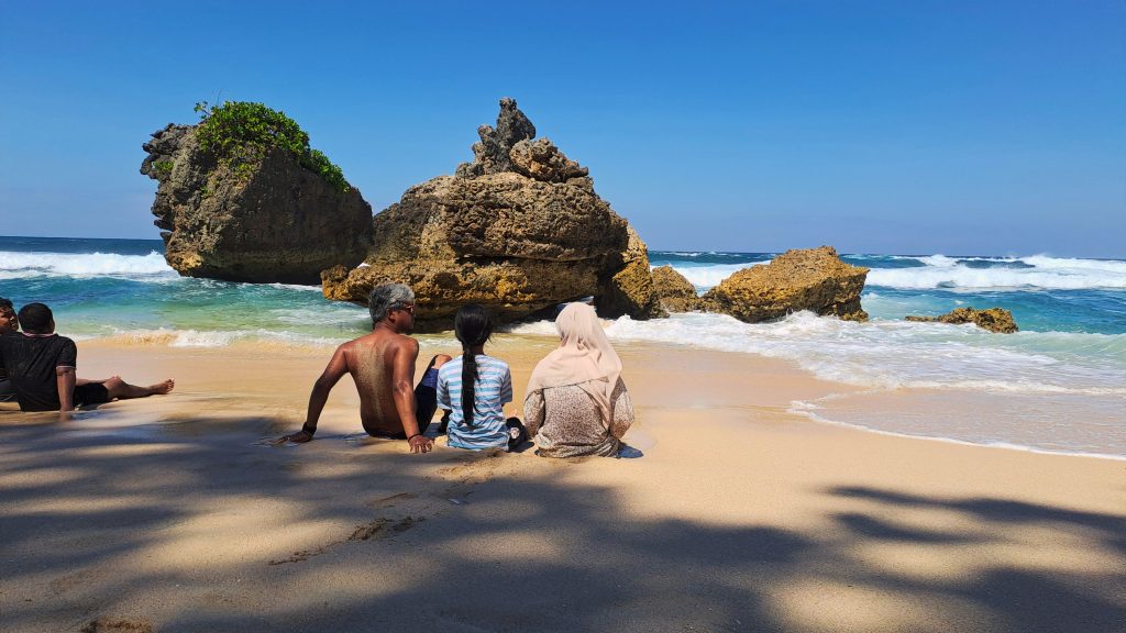 Wisatawan menikmati suasana tenang di Pantai Selok Malang