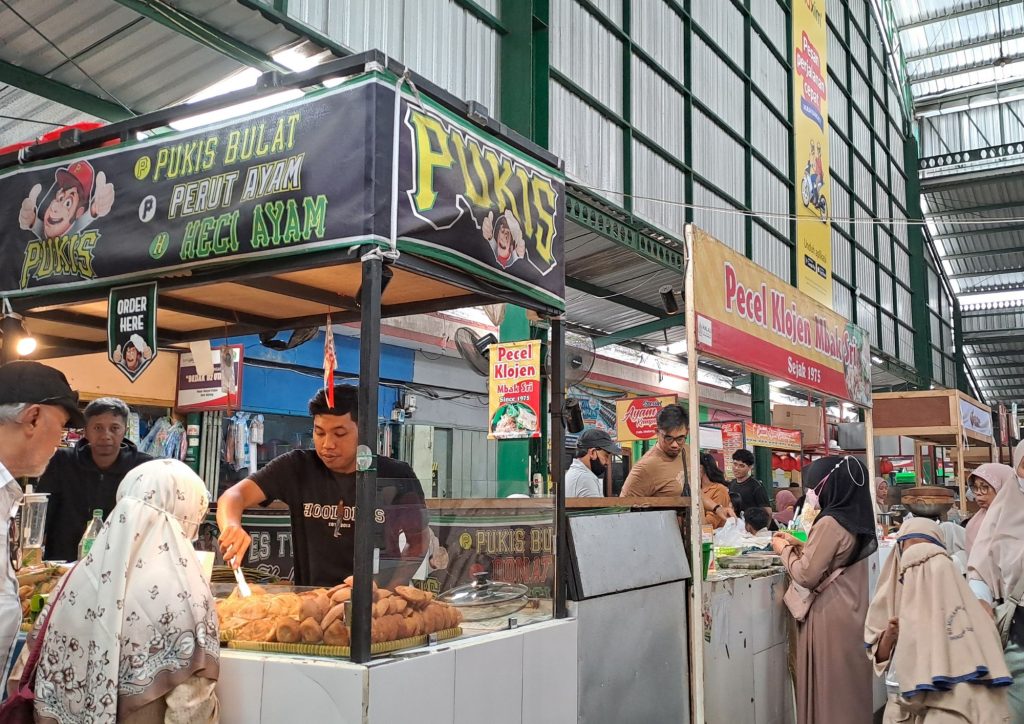 Pengunjung membeli makanan di area tenant kuliner Pasar Klojen Malang