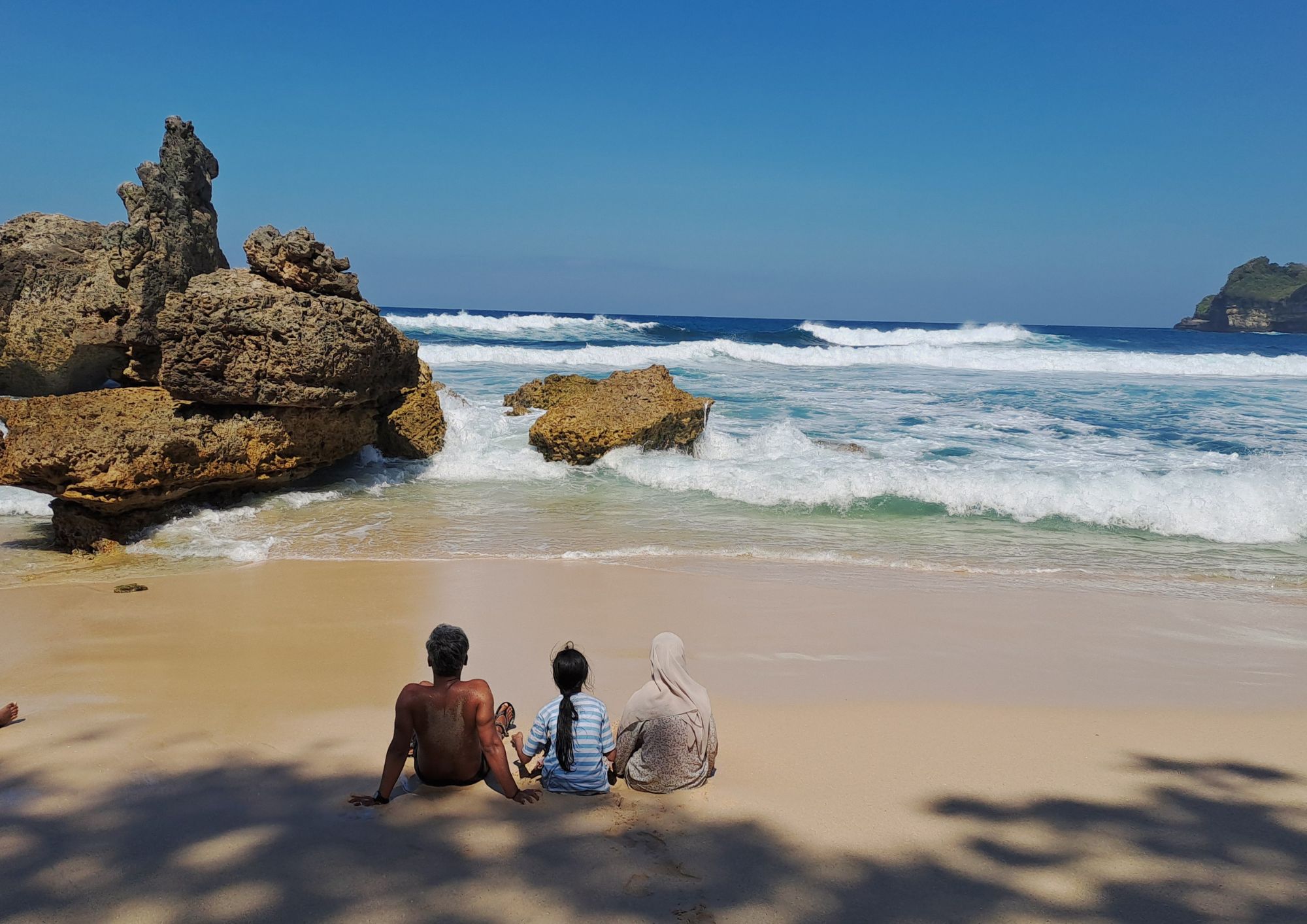 menikmati pantai malang selatan