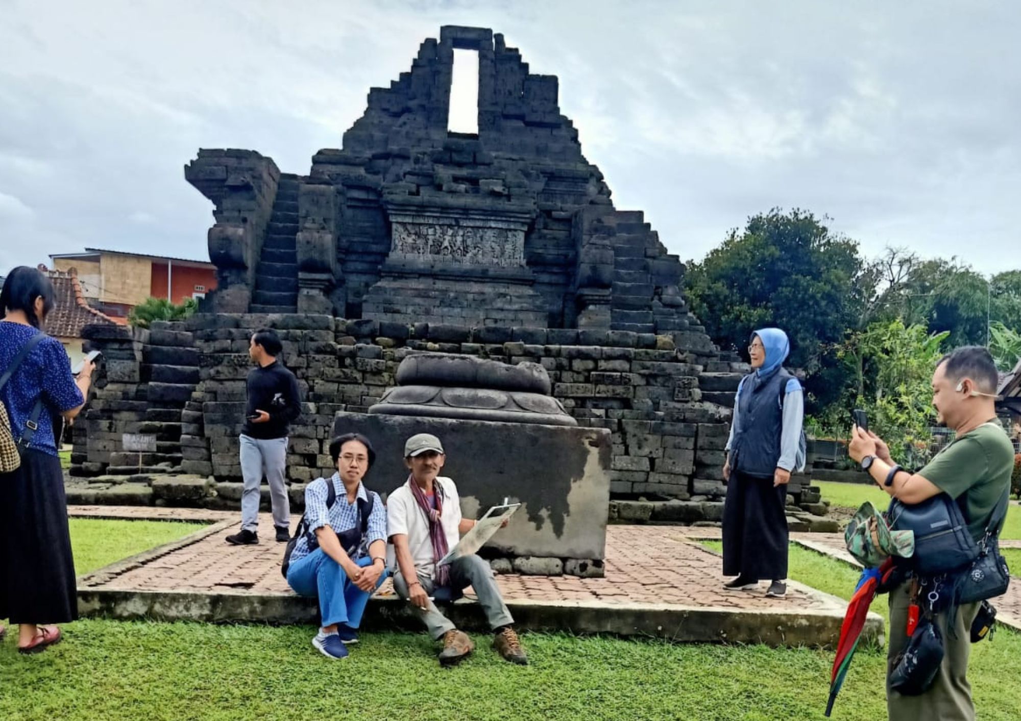 bersama arkeolog di candi jago