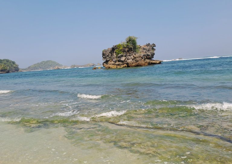 Tim Lintang Kirana saat gathering di Pantai Kondang Merak, Malang Selatan