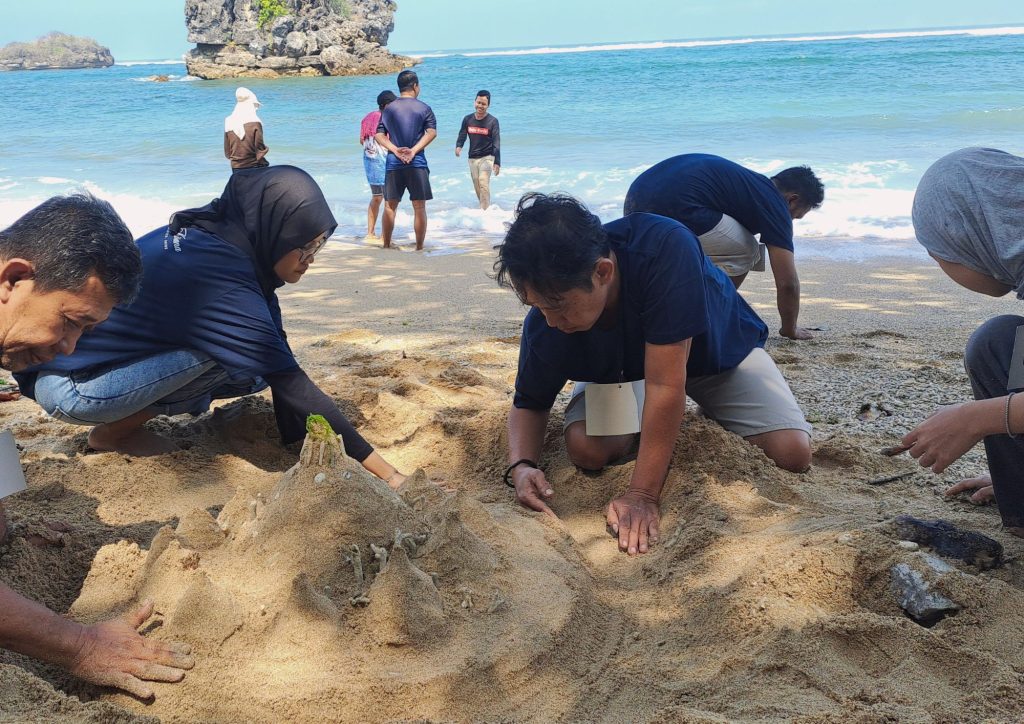 Tim Lintang Kirana membuat istana pasir saat gathering di Pantai Kondang Merak