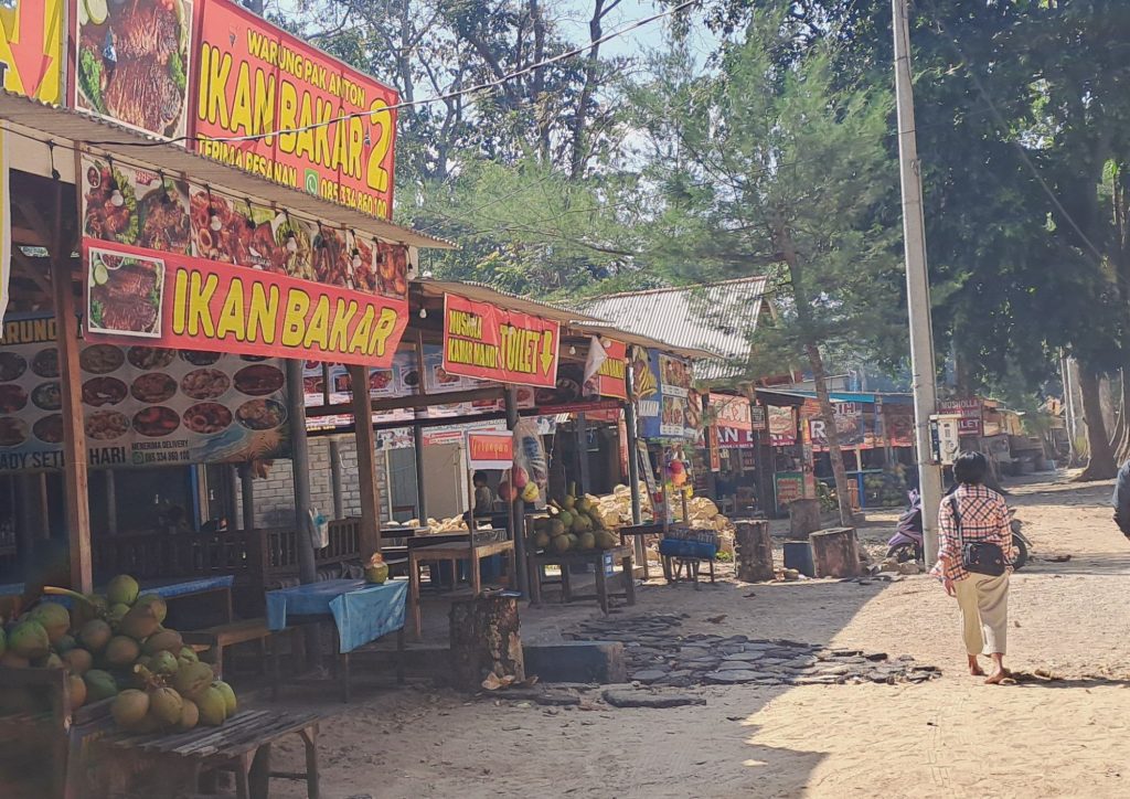 Tim Lintang Kirana memilih menu makan siang di warung Pantai Kondang Merak