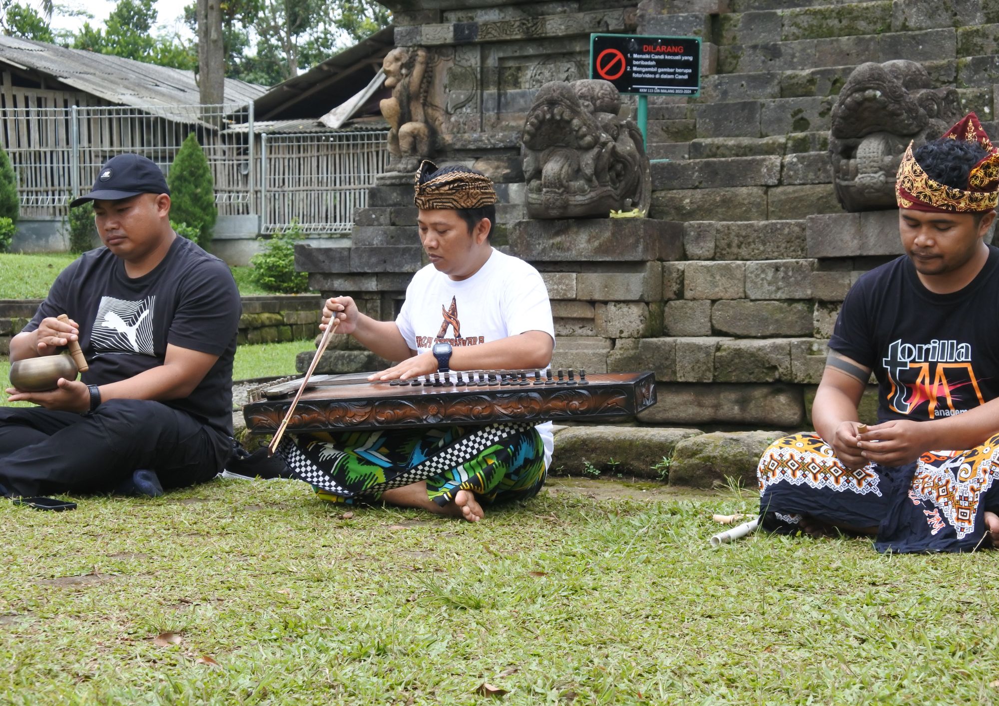 pemain kecapi di pelataran candi kidal