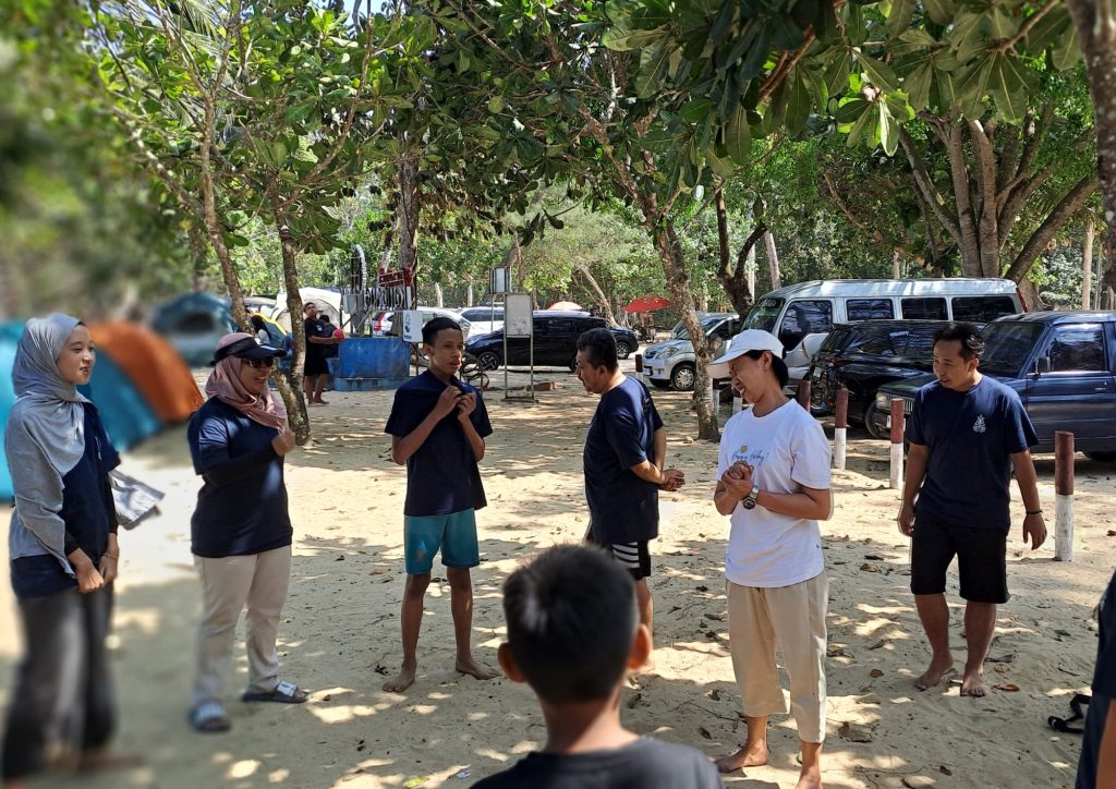 Peserta mengikuti permainan lingkaran saat gathering di Pantai Kondang Merak