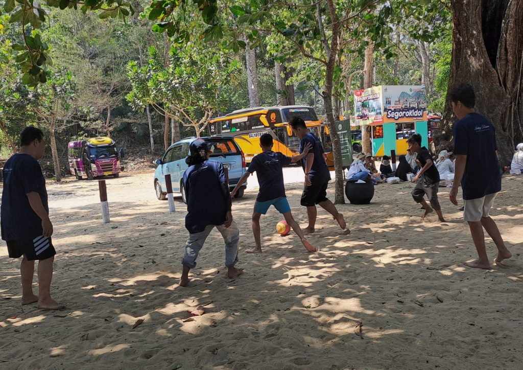 Tim Lintang Kirana bermain sepak bola di Pantai Kondang Merak