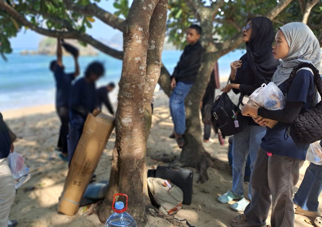 Tim Lintang Kirana tiba di Pantai Kondang Merak untuk kegiatan gathering