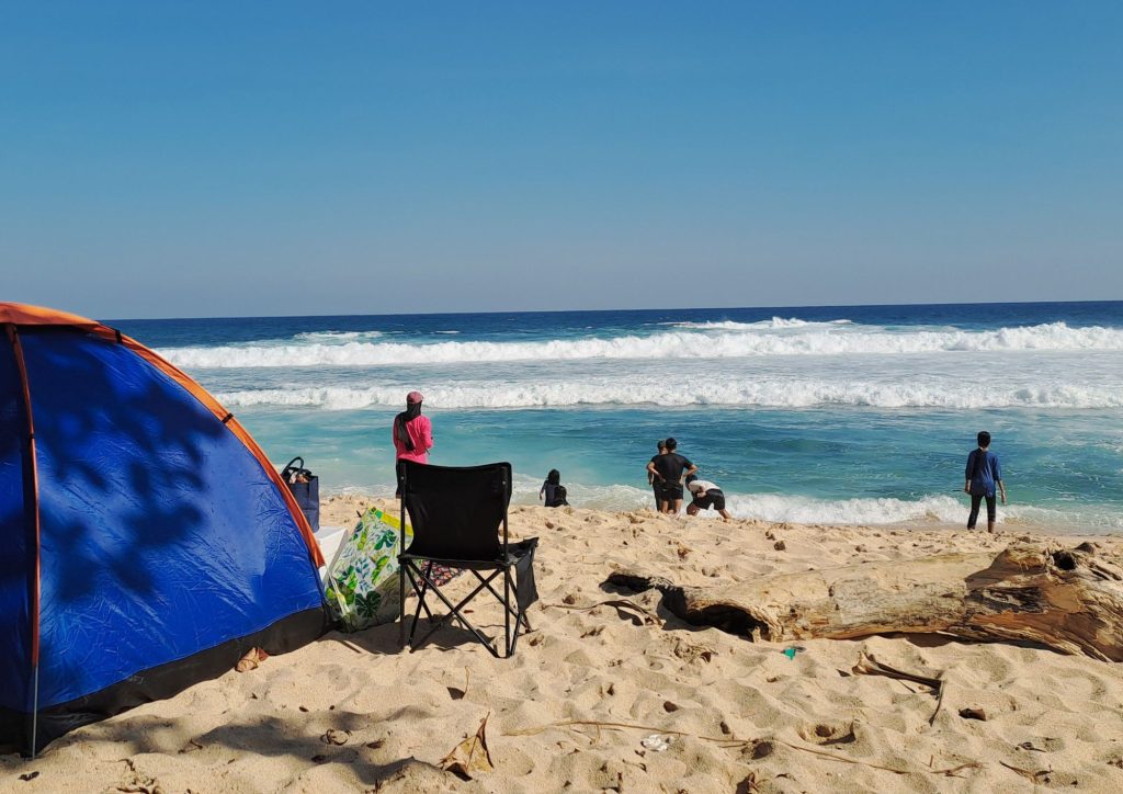 Tim Lintang Kirana menggelar tikar di bawah pepohonan Pantai Kondang Merak