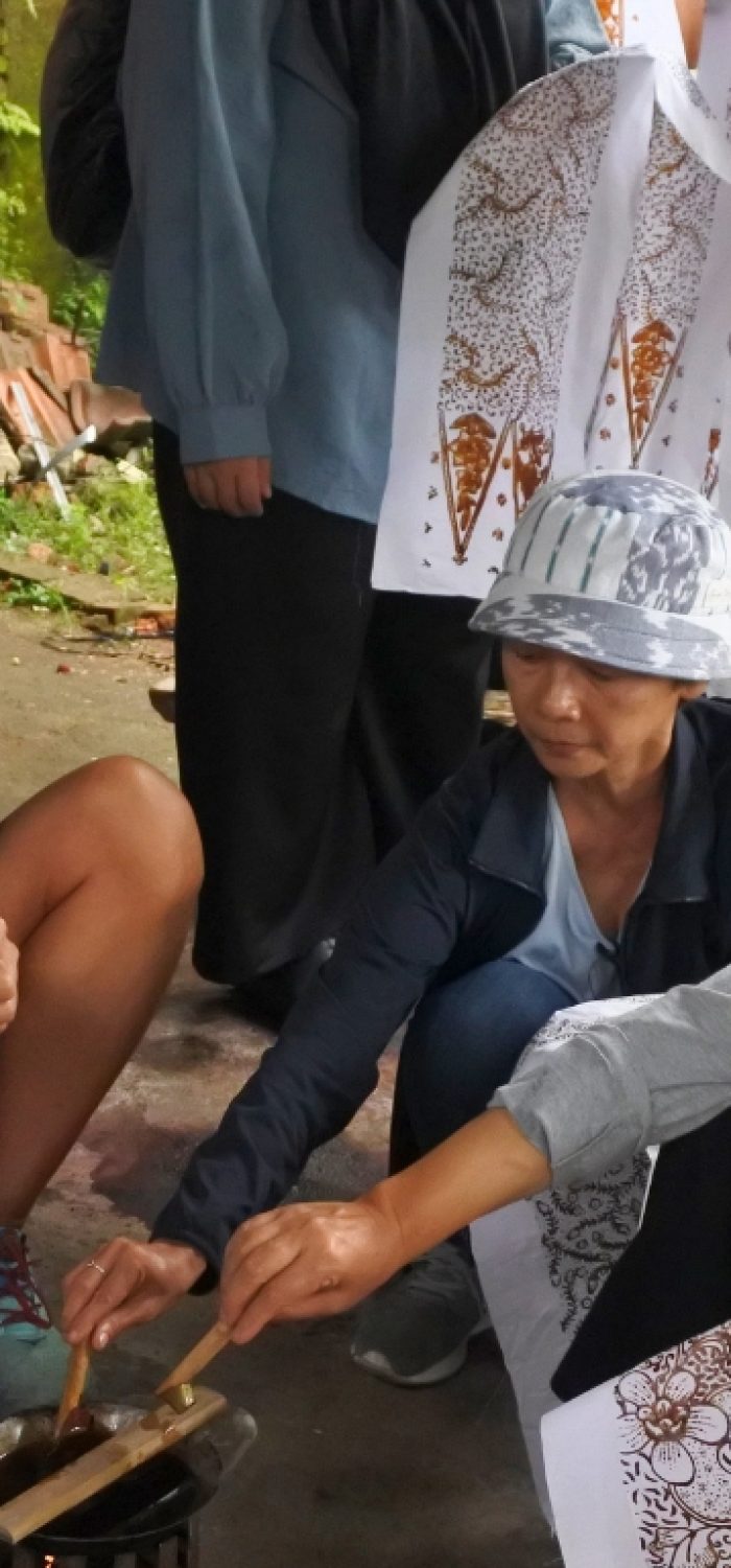 Wisatawan mengikuti workshop membatik dalam pengalaman private tour budaya di Malang